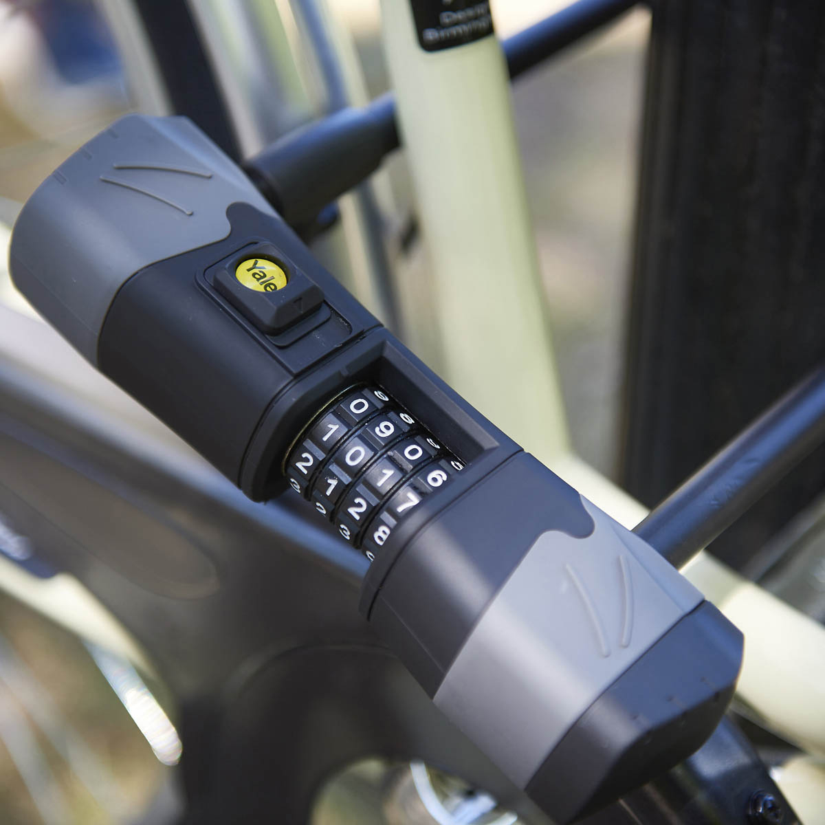 Yale Bike D-Lock Combination 4 Digits Security Black Hardened Steel (W)36mm - Image 3