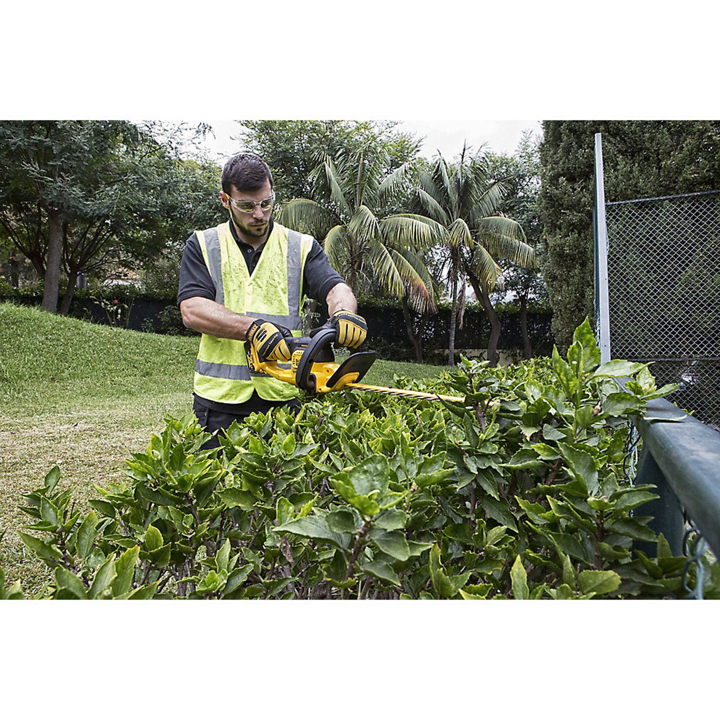 DeWalt Hedge Trimmer Cordless 18V 5.0Ah DCM563P1-GB Lightweight 55cm Bush Cutter - Image 4