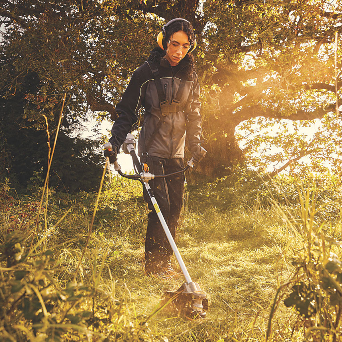 Titan Grass Trimmer Brushcutter Cordless 36V Li-Ion TTT817GBC Outdoor Body Only - Image 3